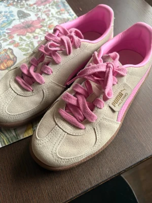 Puma Palermo beige och rosa sneakers - Snygga Puma Palermo sneakers i beige mocka med rosa detaljer och rosa snörning . Nästintill oanbända