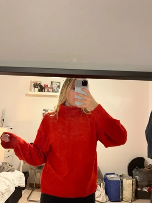Röd stickad polotröja - Säljer en röd stickad polotröja med lite oversized passform och långa ärmar. Tröjan har en hög krage och är gjord i mjukt, mysigt material som passar perfekt till alla höst och vinterdagar, även perfekt till julen!!❤️från h&m i stl xs