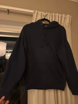 Mörkblå hoodie  - Mörkblå hoodie från bikbok🥰