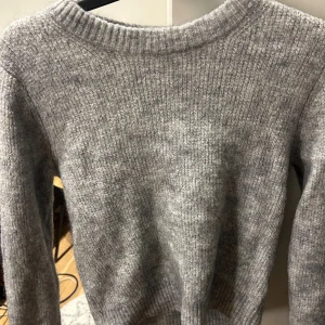 Grå stickad tröja i ullmix - Grå stickad tröja, helt oanvänd, vid frågor skriv privat💕