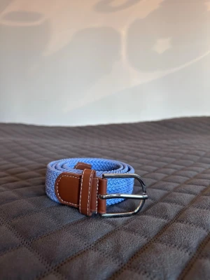 Blått flätat bälte - Tja det är helt nytt från bältgallerian i storlek 105cm långt och 3,5cm brett. Det är gjort i ett elastiskt material och man kan anpassa längden vart man än vill. Om du inte gillar den här färgen finns flera andra att välja mellan. Desto mer du köper desto billigare blir det. Säljer också armband.
