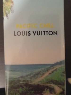 Louis Vuitton Pacific Chill parfym - Louis Vuitton Pacific Chill parfym med en stilren flaska som har ett motiv av en kust och palmer. Flaskan har en gradient i blått och grönt med text i gult och svart. Perfekt för dig som gillar exklusiva dofter och snygg design.