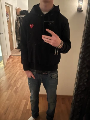 Svart Comme des Garçons Play hoodie - Svart hoodie från Comme des Garçons Play. Storleken är S men passar XS med, är 181. Skriv om de är några funderingar 