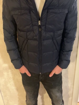 Blå jacka  - En mörkblå snygg jacka i storlek S || jackan är i mycket bra skick och har inga synliga defekter || vid frågor eller mer bilder är det bara att skriva 😁🤗