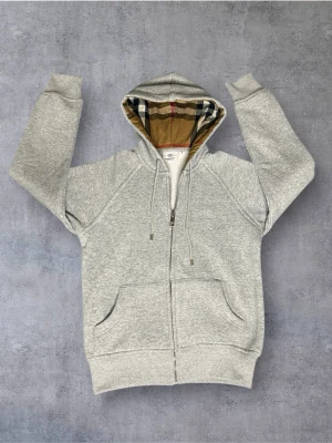 Burberry Zip - Passar XS. Skick: 9/10. kom dm för mer info