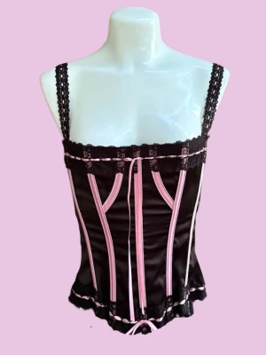 Svart korsett med rosa detaljer - Supersöt korsett från shirley of hollywood, väldigt bra skick💕