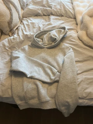 mjukisset - Säljer mitt gråa basic mjukisset från gina tricot, använt fåtal gånger. 