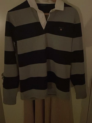 Gant rugby tröja - Väldigt snygg tröja som är knappt använd och väldigt fint skick!