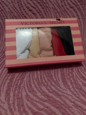 Flerpack trosor från Victoria's Secret S-M size - Säljer ett flerpack trosor från Victoria's Secret i olika färger: vit, beige, ljusrosa, röd och svart. Trosorna är ribbade med spetsdetaljer och har en bekväm midjeresår med logga. Perfekta för dig som vill ha både stil och komfort.