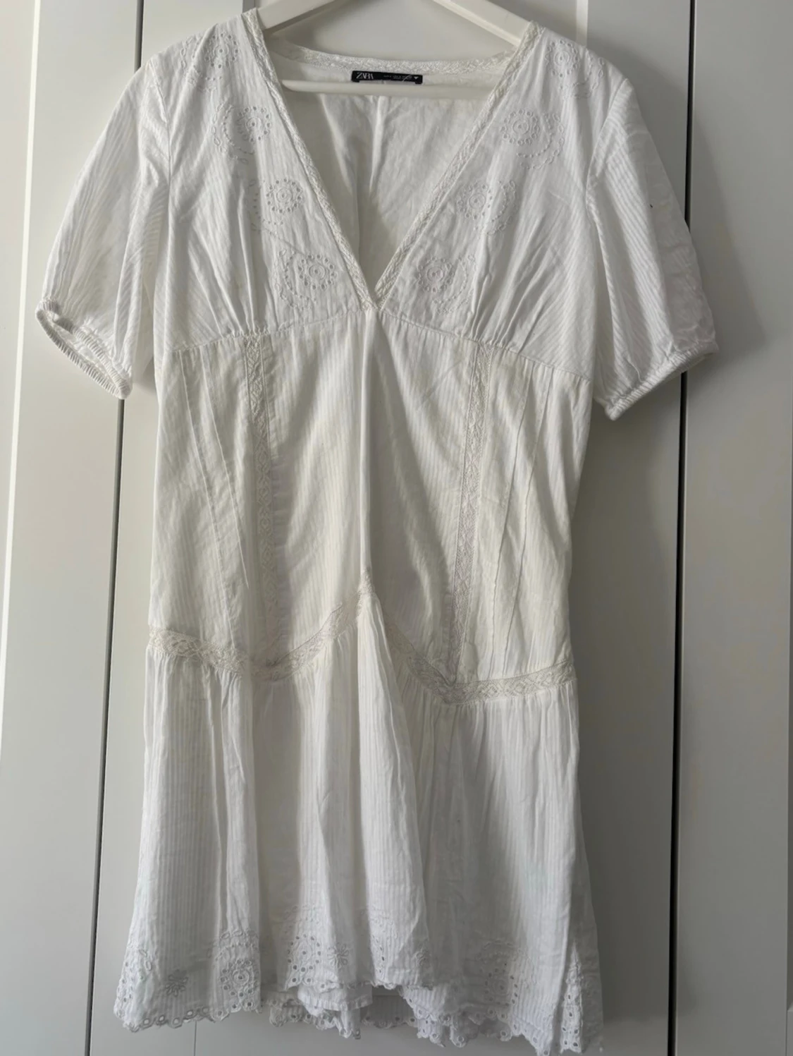 Vit kortklänning med spetsdetaljer - 2