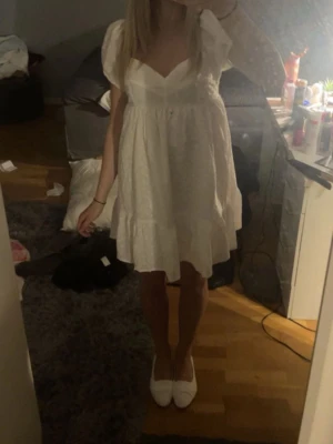 Vit klänning - Vit klänning från hm! Använd en gång