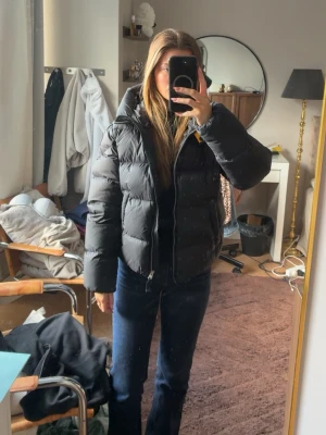 Svart dunjacka från Parajumpers -  Skriv för fler bilder, det finns kvitto och köpebevis samt lapparna som satt på vid original köp. Den är köpt för 6 000 och endast använd en vinter. 