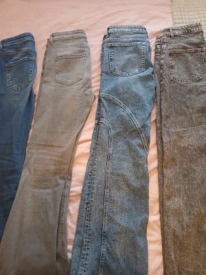 Fyra par jeans i olika färger  - Säljer fyra par jeans som jag inte längre använder. De är i lite olika storlekar från (xs-m) men alla passar mig som vanligtvis har storlek xs-s. De mörkgråa jeansen är lite slitna nertill, annars är alla jeans i mycket bra skick. Skriv gärna om ni har frågor eller prisförslag! 💗