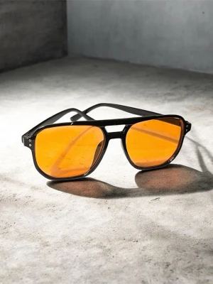 Svarta solglasögon med orange glas - Coola solglasögon med svart båge och stora, orangefärgade glas. Klassisk pilotform som ger en retrovibe och sticker ut i mängden. Perfekta för dig som vill ha en unik accessoar till din stil.