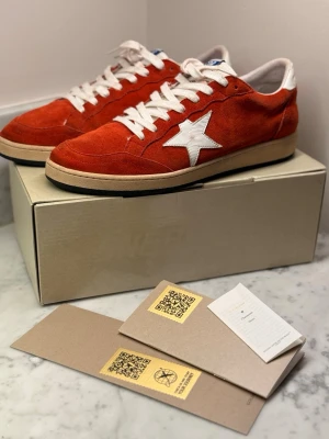 Golden Goose Röda - Säljer grabbens Golden Goose Ballstar sneakers i röd mocka med vit stjärna.  Sparsamt använda endast vid speciella tillfällen.  Klassisk och eftertraktad modell med Golden Goose ikoniska design.  • 100 % original • Mocka i röd färg • Bekväma sneakers i hög kvalitet • Originalbox och tags/kort medföljer • Skick: fint (se bilder) • Storlek: 45    #sneakers #goldengoose #superstar #herrsneakers