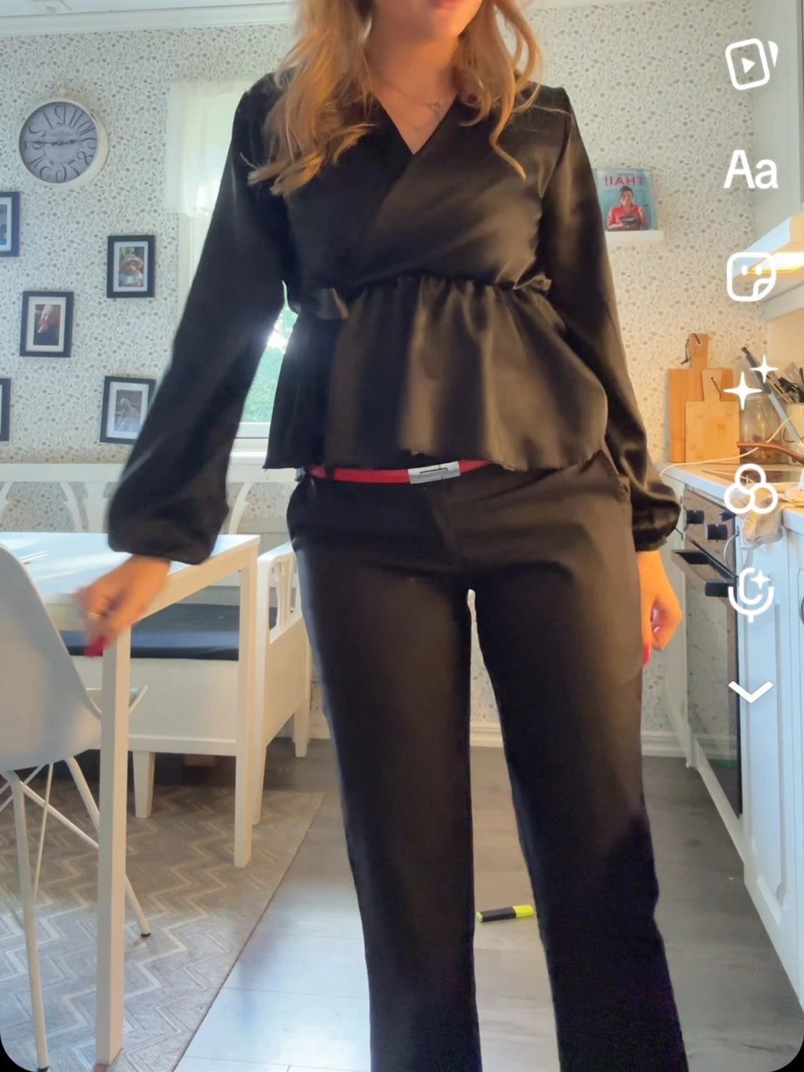 Svart omlottopp i satin - 1