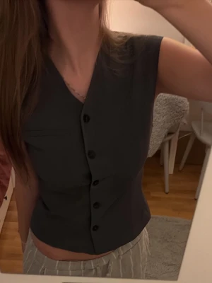 Grå väst från Zara  - En super cool väst från Zara i storlek S🫶🏼🫶🏼