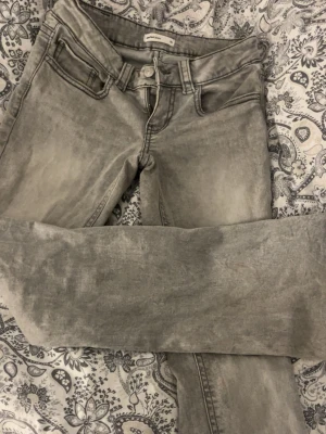 Gråa bootcut jeans från Gina Tricot - Gråa snygga jeans i bra skick, hyfsat nya och inte använda mycket