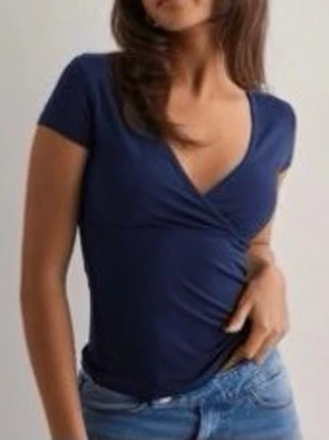 Blå v-ringad topp med kort ärm - En enkel och stilren blå topp med v-ringning och korta ärmar. Toppen har en lätt figurnära passform och är gjord i ett mjukt, stretchigt material som känns bekvämt mot huden. Perfekt att matcha med jeans eller kjol. Köpt från SHEIN, aldrig använts 💙