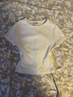 Vit topp  - Super fin vit t-shirt/topp från H&M i storlek Xs som är helt oanvänd! Hör av dig vid frågor, pris kan diskuteras💕