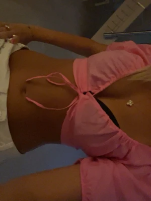 Rosa croppad topp med knyt - Säljer en söt rosa croppad topp med knyt framtill. Köpte denna i somras och  använt ca 2 gånger. Därav inga defekter. Storlek S