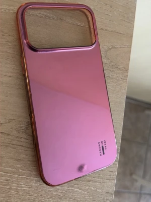 Rosa iphone 17 pro max skal - Jätte fint skal, rosa funkar även som en spegel. Används inte 