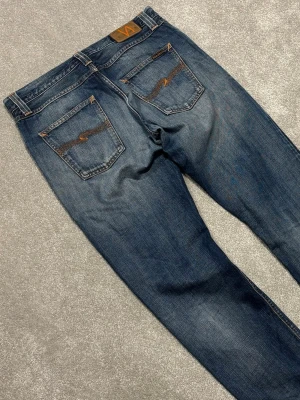 Nudie Jeans - Nudie Jeans | Modell: Steady Eddie | Skick 9/10 mycket bra | Nypris ca 2500kr | Mitt pris 999kr | Midja: 44cm | Ytterbenslängd: 103cm | Benöppning: 19cm | Lår: 31,5cm | Kom gärna pm vid frågor eller funderingar | Postas eller möts upp i Gävle!