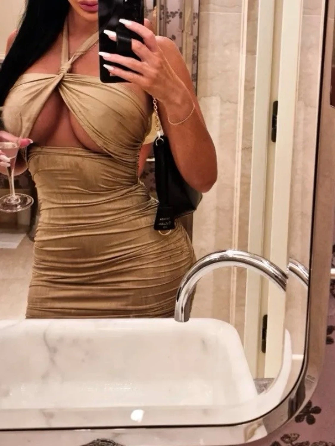 Champagnefärgad omlottklänning