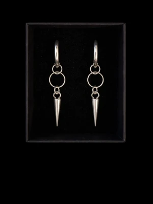 Silvriga örhängen med konformad hängare - Snygga silvriga örhängen med ringar och konformade hängen. Örhängena har en modern och edgy design med metallisk finish och passar perfekt för dig som gillar statement-accessoarer. Materialet ser ut att vara metall.