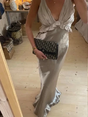 Beige balklänning - Beige balklänning i satin med volangdetalj. Helt slutsåld. Justerbara band. Superfin och bra skick! Storlek M men passar även S. Pris kan diskuteras🥰De två sista bilderna är på mig, jag är 167 cm
