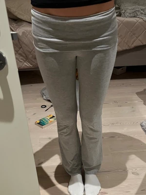 Grå mjukisbyxor från Gina Tricot - Säljer de trendiga yogapants från Gina Tricot då dem har blivit för korta för mig. Supersköna och passar som mjukisbyxor och träningsbyxor!