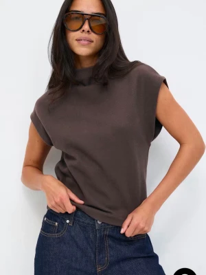 Brun ärmlös topp med hög krage - Snygg brun topp med hög krage och ärmlös design. Soft funnel neck top från gina. Är slutsåld på hemsidan i strl xs! Endast använd 1 gång. Ordinarie pris 259kr!💞💞💞