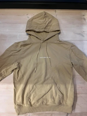 Beige hoodie från The Classy Issue i strl L - Beige hoodie från The Classy Issue i storlek L