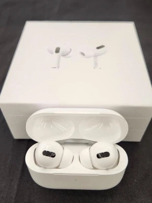 Apple AirPods Pro trådlösa hörlurar - Säljer nu mina helt nya AirPods, har endast öppnat paketet men ej använda! Fick dom som en present men har redan AirPods som jag använder därför säljer jag dessa!