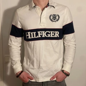 Tommy Hilfiguer Pikétröja Långärmad - Stilig långärmad Tommy Hilfiguer Pikétröja i grymt skick! Storlek S men passar även som M. Modellen är 182 cm och väger 75 kg. Pris går att diskuteras!