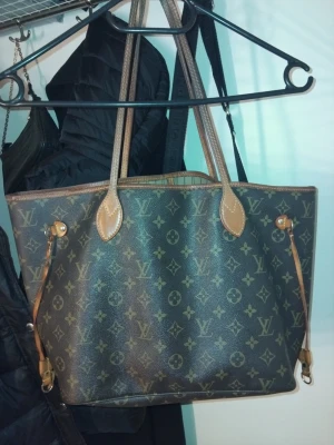 Louis Vuitton Neverfull  - Snygg väska i bra men använt skick. Kan sänka priset vid snabb affär. Möts eller swish endast.