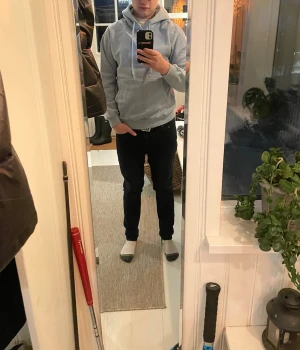 Ljusblå hoodie från Vailent - Hej!👋🏻 Jag säljer en stilren ljusblå hoodie från Vailent.🩵 Hoodien är lite oversized i Xs så den passar mer S.👍Perfekt för en avslappnad stil.😊Nypris är runt 500. Hoddien är i mycket bra skick och därför är mitt pris 350👍😊