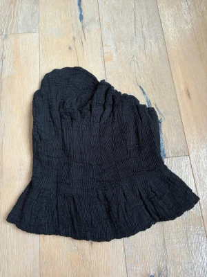 & Other Stories topp - Populär topp från & Other Stories! Jättebra skick! Passar även storlek 36. Den är mer svart i verkligheten!