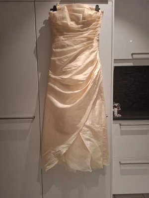 Ny klänning  - Säljer en ny klänning utan skador i gul färg prefekt för event!