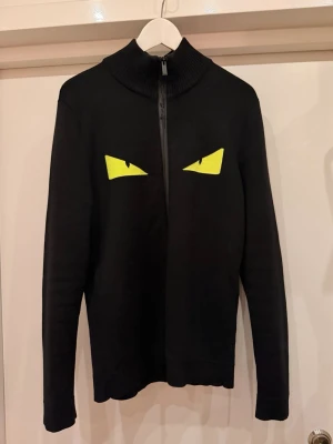 Svart Fendi tröja - ÄKTA FENDI helzip size 48. Dm för frågor 