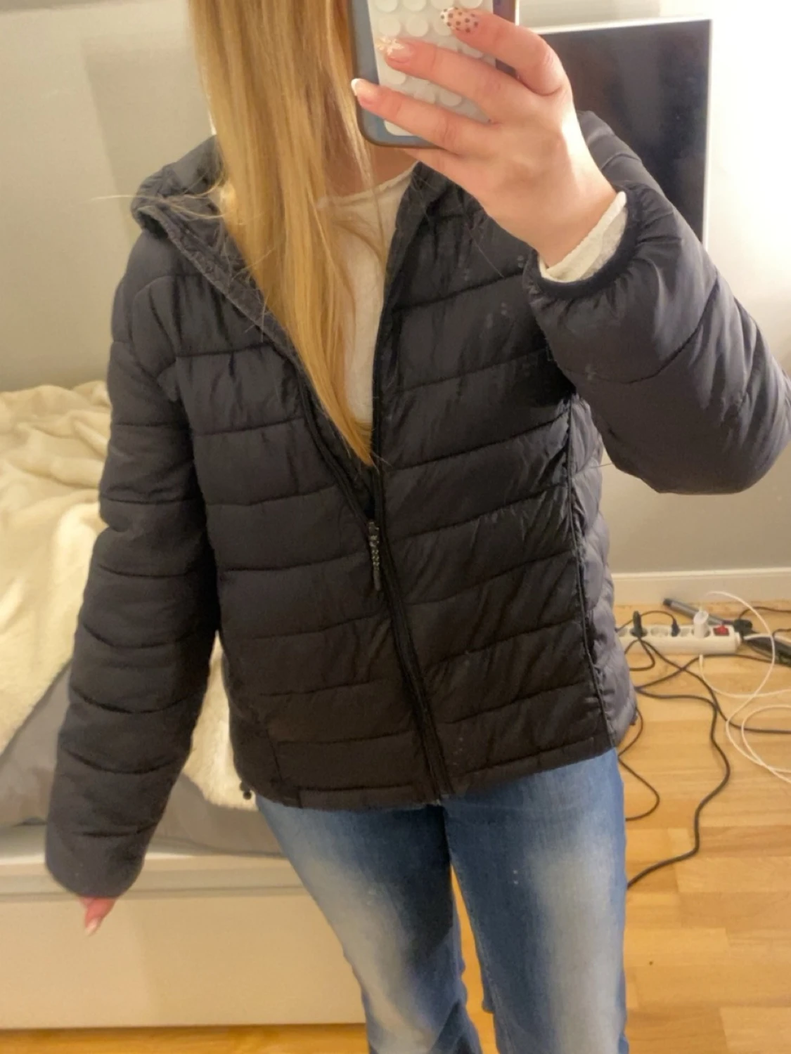 Svart dunjacka med huva - 1