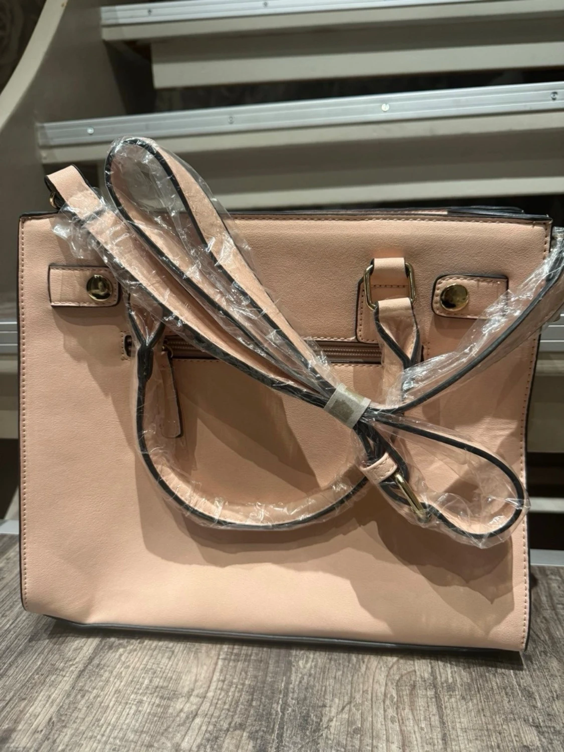 Ljusrosa handväska med gulddetaljer