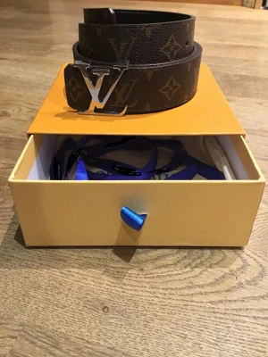 Brunt bälte - Säljer ett jättefint brunt bälte insklusive låda och påse