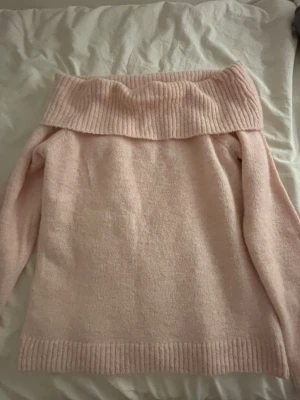 Rosa stickad off shoulder från Gina Tricot!  - En rosa stickad off shoulder i storlek 170! Använd några få antal gånger så den är väldigt bra skick! inte nopprig alls 🩷