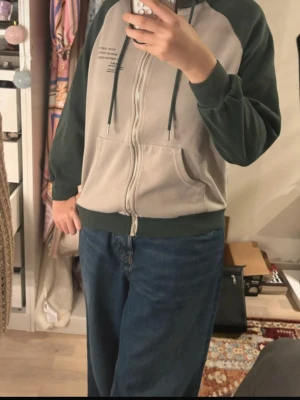 Green hoodie - Very comfortable, bought this a while ago, no spots or stank