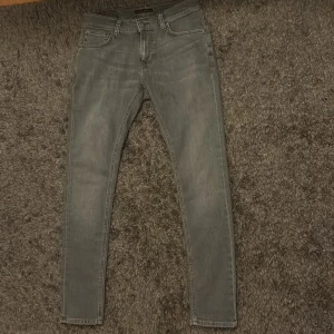 Gråa jeans från Nudie Jeans - Tight terry nudie jeans, skick 10/10 helt nya, storlek w30/L32