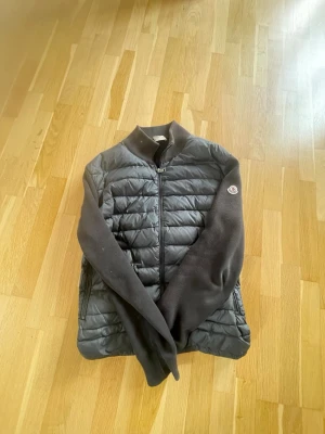 Svart dunväst från Moncler - Säljer då den inte andvänds ingen kvitto men lappar och sånt ska vara äkta men kan inte garantera för av priset skriv vi minsta fundering