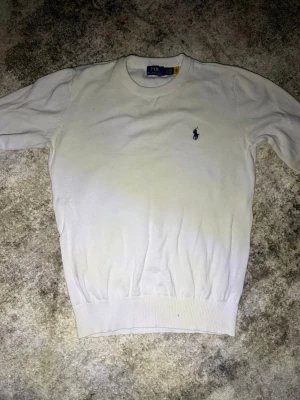 Ralph lauren vit stickad tröja  - Säljer min ralph lauren tröja eftersom den inte passar längre den är väldigt enkelt använd och legat i garderoben ett tag skick 11/10