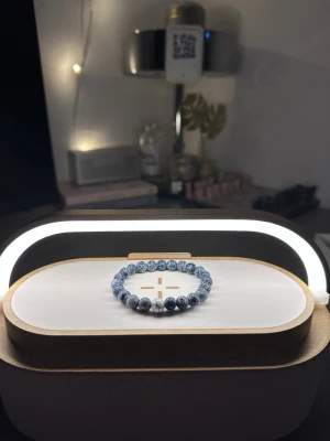 Blå vit armband  - Tja säljer helt nya armband från Bältgallerian. Dem alla är i strechigt material men kan inte streckas ut för långt. Dem passar från 10 år plus. Vid köp av flera blir priset billigare och om du gillar så finns det flera att välja mellan. Säljer både knäcki och vanlig pärlarmband Samt bälten.