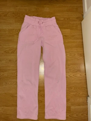 Ljusrosa mjukisbyxor - Säljer ett par ljusrosa mjukisbyxor!